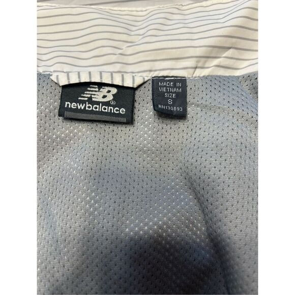New Balance Women’s Gray White Striped Windbreaker Jacket Full Zip Size Small - Picture 8 of 11